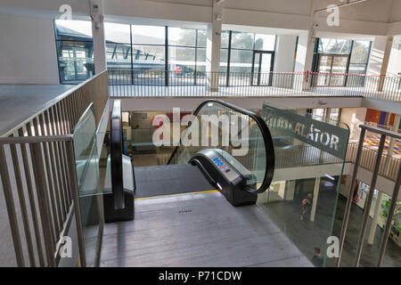 KOSICE, Slovaquie - 02 octobre 2017 : visite des gens non reconnus à l'intérieur de la gare ferroviaire de passagers. Kosice est la plus grande ville de Slovaquie orientale et dans Banque D'Images