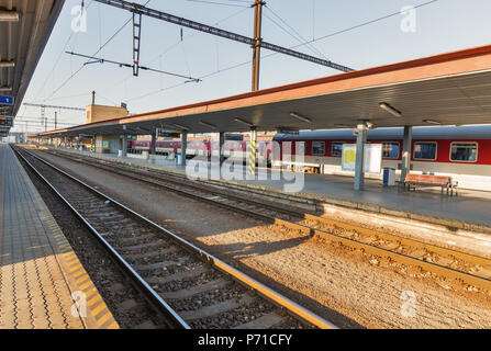 KOSICE, Slovaquie - 02 octobre 2017 : la gare ferroviaire de passagers vide plate-forme. Kosice est la plus grande ville de l'est de la Slovaquie et en 2013 a été l'Euro Banque D'Images