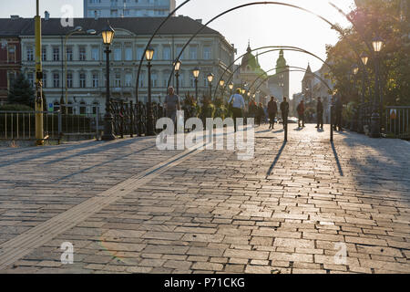 KOSICE, Slovaquie - 02 octobre 2017 : les gens marchent le long pont de l'amour ou Lasky avec Jakab Palace. Kosice est la plus grande ville de Slovaquie orientale et je Banque D'Images