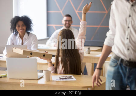 Employée demande à ses collègues ont dîner ensemble Banque D'Images