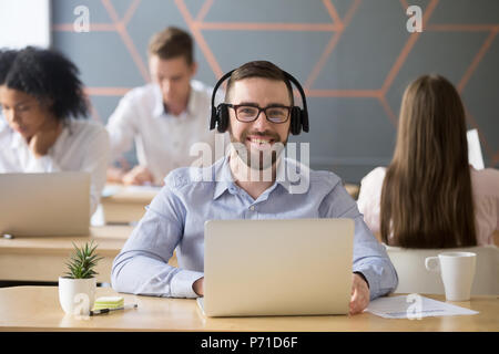 Portrait of smiling employé de sexe masculin dans le casque qui pose pour photo Banque D'Images
