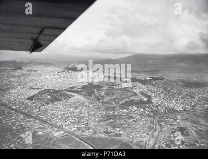 Dans Publiziert : Mittelholzer, W. : Kilimandjaro Flug, 1930, ABB. 7, Bildlegende : Athen mit Akropolis von W. aus 800 m 44 ETH-bib-Athènes mit Akropolis von W. aus 800 m Höhe-Kilimanjaroflug 1929-1930-LBS MH02-07-0007 Banque D'Images