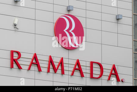 CLUJ-NAPOCA, Roumanie - 24 mars, 2018 : le Ramada Hotel administré par Wyndham Worldwide à Cluj-Napoca, Roumanie. Banque D'Images