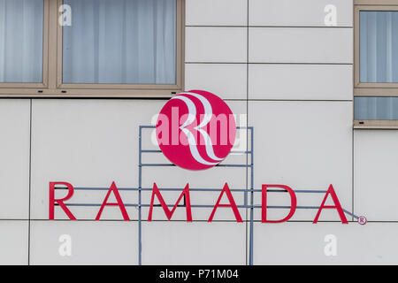 CLUJ-NAPOCA, Roumanie - 24 mars, 2018 : le Ramada Hotel administré par Wyndham Worldwide à Cluj-Napoca, Roumanie. Banque D'Images