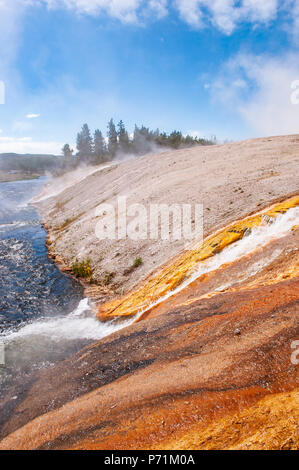 La coloration de l'eau riche en minéraux du côté rock Banque D'Images