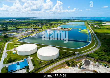 L'eau déchets moderne de style lagune de traitement des eaux usées dans la région de Bradenton fl Floride où les eaux usées domestiques est traitée et filtrée et recyclée pour Banque D'Images