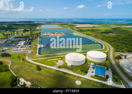 L'eau déchets moderne de style lagune de traitement des eaux usées dans la région de Bradenton fl Floride où les eaux usées domestiques est traitée et filtrée et recyclée pour Banque D'Images