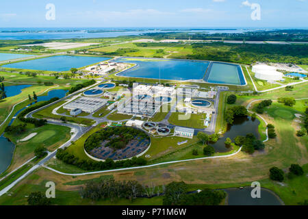 L'eau déchets moderne de style lagune de traitement des eaux usées dans la région de Bradenton fl Floride où les eaux usées domestiques est traitée et filtrée et recyclée pour Banque D'Images