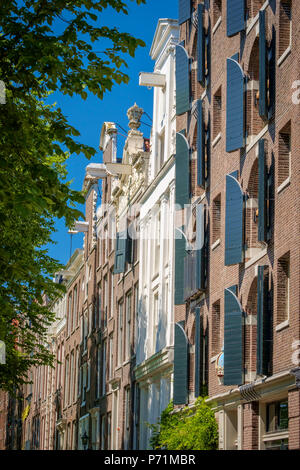 Façades des entrepôts du 18ème siècle converti en propriétés résidentielles, Amsterdam, Pays-Bas Banque D'Images