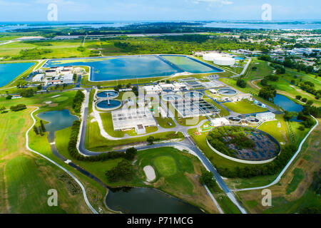 L'eau déchets moderne de style lagune de traitement des eaux usées dans la région de Bradenton fl Floride où les eaux usées domestiques est traitée et filtrée et recyclée pour Banque D'Images