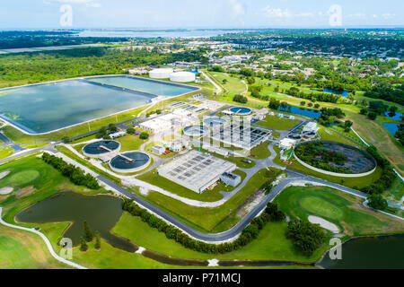 L'eau déchets moderne de style lagune de traitement des eaux usées dans la région de Bradenton fl Floride où les eaux usées domestiques est traitée et filtrée et recyclée pour Banque D'Images