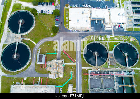 L'eau déchets moderne de style lagune de traitement des eaux usées dans la région de Bradenton fl Floride où les eaux usées domestiques est traitée et filtrée et recyclée pour Banque D'Images