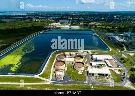 L'eau déchets moderne de style lagune de traitement des eaux usées dans la région de Bradenton fl Floride où les eaux usées domestiques est traitée et filtrée et recyclée pour Banque D'Images