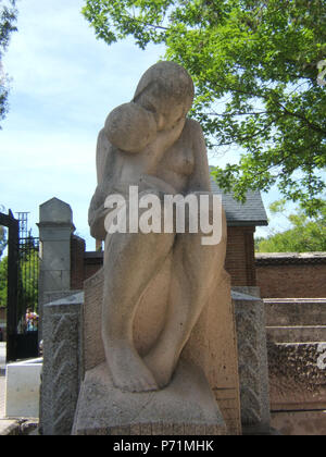 Anglais : Fonctionne par Emiliano Barral (1896-1936) dans le cimetière civil de Madrid. Détail de la sculpture d'une maternité dans le mausolée du chef socialiste Pablo Iglesias. Español : Obras de Emiliano Barral (1896-1936) en el Cementerio Civil de Madrid. Detalle de la escultura de una maternidad en el Mausoleo del líder socialista Pablo Iglesias. 1 janvier 2004, 00:02:28 39 Emiliano Barral Maternidad 1928-1930 Banque D'Images