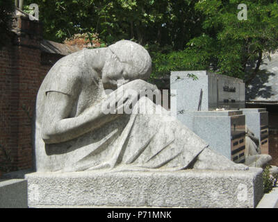 Anglais : Fonctionne par Emiliano Barral (1896-1936) dans le cimetière civil de Madrid. Español : Obras de Emiliano Barral (1896-1936) en el Cementerio Civil de Madrid. Panthéon Dámaso Gutiérrez Cano. 1 janvier 2004, 00:07:50 39 Emiliano Barral 1932 Doliente Banque D'Images