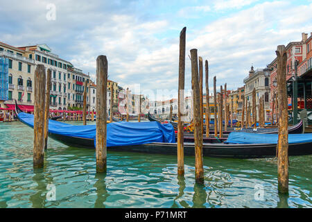 Perspective de la Grand Canal de Venise avec les gondoles amarrées près du pont du Rialto, Italie Banque D'Images