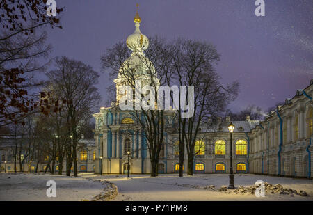 Neige en hiver et couvent Smolny avec éclairage de nuit à Saint-Pétersbourg, en Russie. Banque D'Images