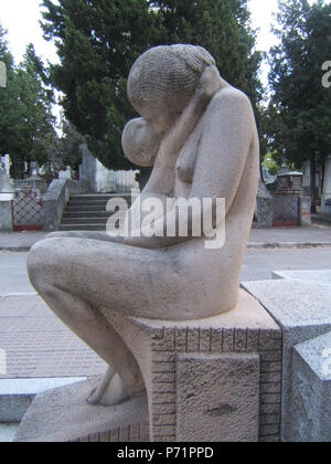 Anglais : Fonctionne par Emiliano Barral (1896-1936) dans le cimetière civil de Madrid. Détail de la sculpture d'une maternité dans le mausolée du chef socialiste Pablo Iglesias. Español : Detalle de la maternidad del panteón de Pablo Iglesias (cementerio civil de Madrid). Obra escultórica de Emiliano Barral hacia 1929. 25 mai 2014, 17:23:16 39 Emiliano Barral Maternidad ca. 1928-30 Banque D'Images