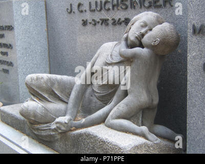 Anglais : Fonctionne par Emiliano Barral (1896-1936) dans le cimetière civil de Madrid ; ca. 1935 Español : Detalle de la maternidad panteón del cementerio Luchsinger (civil de Madrid). Obra escultórica de Emiliano Barral hacia 1935. 25 mai 2014, 17:29:17 39 Emiliano Barral Maternidad Madrid Luchsinger Banque D'Images