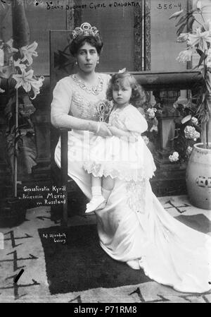Anglais : grande-duchesse Victoria Feodorovna de Russie avec sa fille la Princesse Marie de la Russie sur ses genoux, ca. 1909. vers 1909 82 Victoria Melita avec Marie Banque D'Images