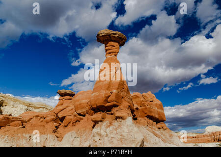 Rouges Champignon unique formation hoodoo badlands du sud de l'Utah ; en arrière-plan ; dans le Paria rimrocks, Grand Staircase-Escalante National Monument. Banque D'Images