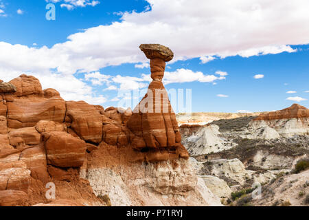 Rouges Champignon unique formation hoodoo badlands du sud de l'Utah ; en arrière-plan ; dans le Paria rimrocks, Grand Staircase-Escalante National Monument. Banque D'Images