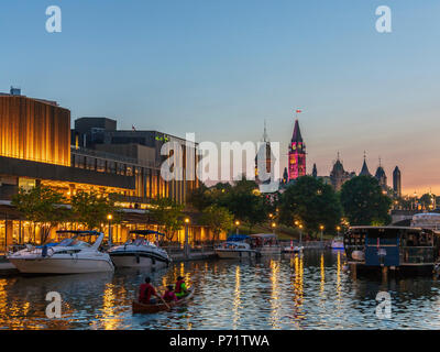 Les palettes de la famille à Ottawa canoe Canal Rideau pour regarder les feux d'artifice de la fête du Canada Banque D'Images