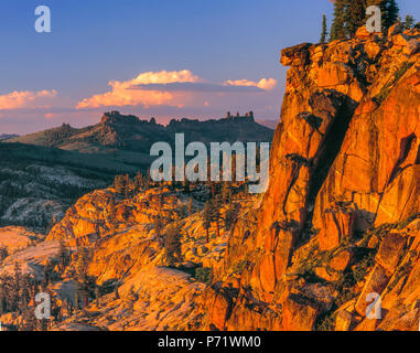 Coucher du soleil, explosions Rock, Emigrant Wilderness, forêt nationale Stanislaus, la Sierra Nevada, en Californie Banque D'Images