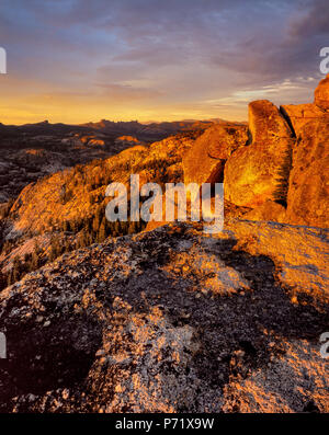 Coucher du soleil, explosions Rock Formation, Emigrant Wilderness, forêt nationale Stanislaus, la Sierra Nevada, en Californie Banque D'Images