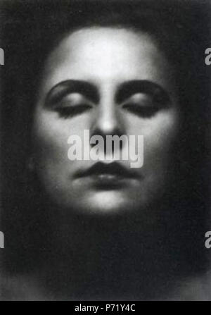 Deutsch : Leni Riefenstahl (* 22. Août 1902 à Berlin ; † 8. Septembre 2003 à Feldafing), deutsche Tänzerin, Schauspielerin, Filmregisseurin Fotografin und . 1928 WP 230 Leni Riefenstahl par Alexander Binder Banque D'Images