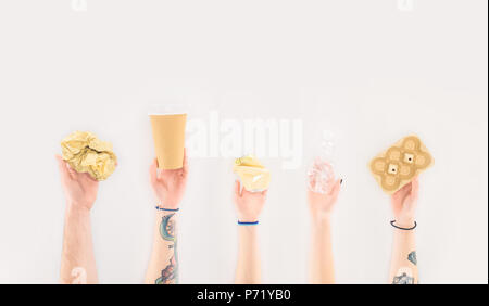 Cropped shot de gens tenant divers corbeille papier isolated on white Banque D'Images