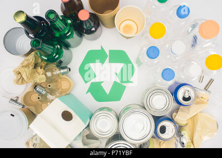 Vue de dessus de différents types de déchets à recycler sign on white Banque D'Images