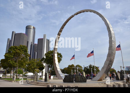 DETROIT, MI / USA - 21 octobre 2017 : Tournée membres visiter Hart Plaza dans le centre-ville de Detroit. Banque D'Images