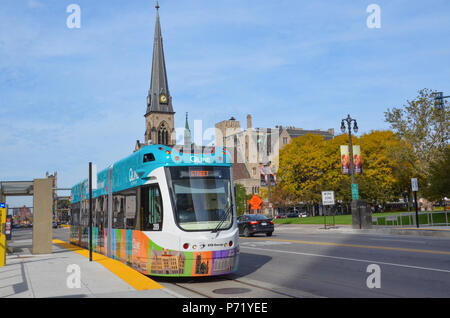 DETROIT, MI / USA - 21 octobre 2017 : l'Detroitâ QLine, présentée ici, s'étend le long de l'avenue Woodward au centre-ville de Detroit. Banque D'Images