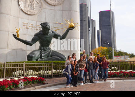 DETROIT, MI / USA - 21 octobre 2017 : les touristes posent devant l'esprit de la sculpture au centre-ville de Detroit Detroit. Banque D'Images