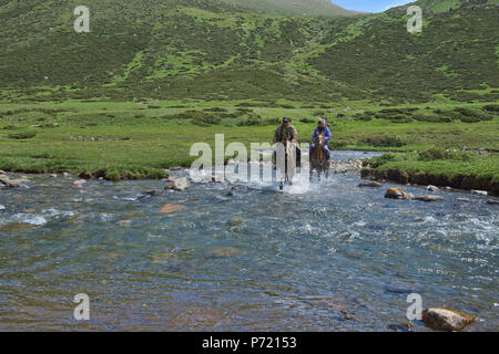 Les chevaux qui traversent la rivière Tup, Jyrgalan Valley, Kirghizistan Banque D'Images