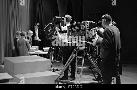 L'Tamvision utilisateurs Tuomo Kurikka et Lasse Koskinen film un programme de télévision à Frenckell le studio à Tampere. Banque D'Images