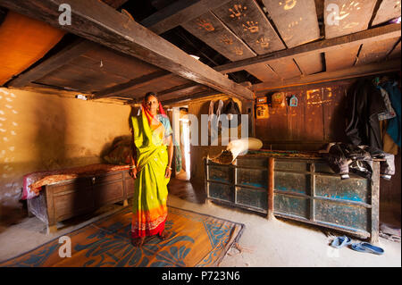 Femme indienne en sari traditionnel dans sa maison kumaoni Kundal, Nandhour au village de la vallée, les collines du Kumaon, Uttarakhand, Inde Banque D'Images