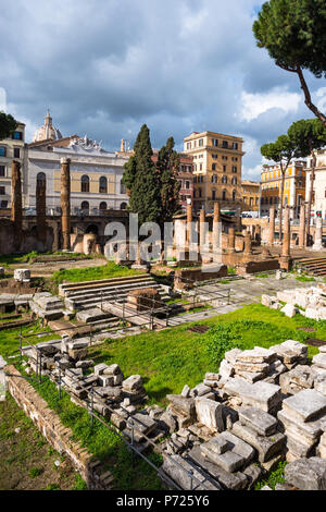 Largo di Torre Argentina square avec Roman Republican temples et vestiges de Pompeys Théâtre, dans l'ancien, Campus Martius Rome, Latium, Italie Banque D'Images