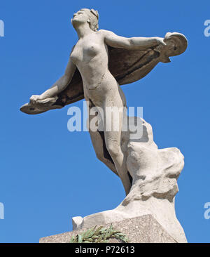 'À l'honneur de ceux qui tentèrent et de celui qui accomplit'. (Traduction : en l'honneur de ceux qui ont essayé, et celui qui a réussi.) Monument érigé en l'honneur de Charles Nungesser, fr:fr:François Coli & fr:Charles Lindbergh. Statue à l'entrée de l'aéroport du Bourget près de Paris, honorant Charles Nungesser et François Coli, qui a tenté de traverser l'Atlantique à bord de l'oiseau blanc (L'oiseau blanc), et a disparu sans laisser de trace, et Charles Lindbergh qui a fait le même exploit avec succès deux semaines plus tard. Statue : 1913-1924 ; inauguré au Bourget le 8 mai 1928. Photo : 2007-10-07 11 Banque D'Images