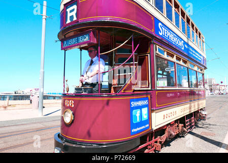 Bolton Corporation 66 tramway construit en 1901 dans le cadre d'exploitation de tramways de Blackpool Heritage Tours le long de la promenade de Blackpool Banque D'Images