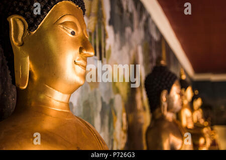 Statues de Bouddha du Wat Phrathat Doi Suthep, Chiang Mai, Thaïlande, Asie du Sud-Est, Asie Banque D'Images