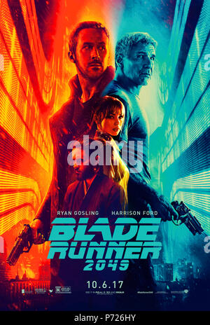 2049 Blade Runner (2017) réalisé par Denis Villeneuve et avec Harrison Ford, Ryan Gosling, Ana de Armas et Jared Leto. Une suite à la série classique 1982 Trente ans plus tard, où un nouveau blade runner découvre un secret. Banque D'Images