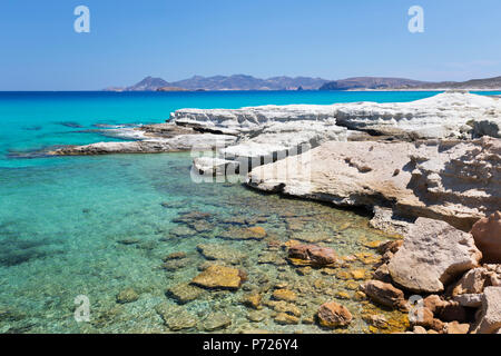 Mer turquoise et formations de roche volcanique à Sarakiniko, Sarakiniko, Milos, Cyclades, Mer Égée, îles grecques, Grèce, Europe Banque D'Images