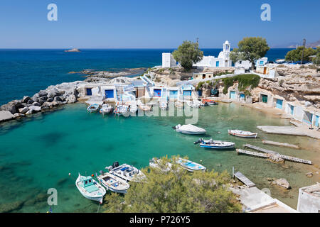 Vue sur le port de pêche avec des bateaux et des bateaux colorés, Mandrakia, Milos, Cyclades, Mer Égée, îles grecques, Grèce, Europe Banque D'Images