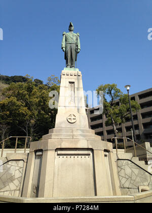 : . Publié en 1917, prises le 22 février 2014, 11:08:15 2 Sculpture de Tadayoshi Shimazu près de Terukuni culte Banque D'Images