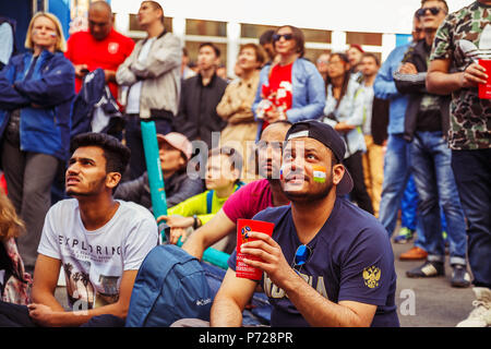 Saint-pétersbourg, RUSSIE - 3 juillet 2018 : fans de football dans la fan zone. Coupe du Monde FIFA 2018. Banque D'Images