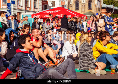 Saint-pétersbourg, RUSSIE - 3 juillet 2018 : fans de football dans la fan zone. Coupe du Monde FIFA 2018. Focus sélectif. Banque D'Images