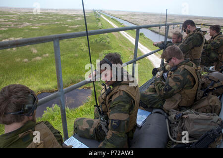 Soldats norvégiens avec Brigade-North norvégien Batterie de surveillance et d'acquisition préparer un appel d'incendie à la mission pour les Corps des marines de l'Atlantique sur le terrain, N.C., 11 mai 2017. Les Norvégiens participent en birman Chase, un multi-annuel, exercice d'entraînement latéral entre les forces armées des États-Unis et les membres de l'OTAN menées pour accroître la maîtrise des incendies de forêt, les méthodes d'insertion et des petites unités tactiques. Banque D'Images