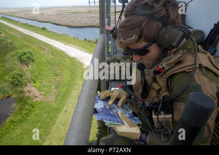 Un soldat norvégien norvégien avec surveillance et d'acquisition d'Brigade-North établit batterie coordonne pendant un appel pour les missions de tir au champ Périphériques du Corps des Marines, de l'Atlantique Nord, le 11 mai 2017. Les Norvégiens participent en birman Chase, un multi-annuel, exercice d'entraînement latéral entre les forces armées des États-Unis et les membres de l'OTAN menées pour accroître la maîtrise des incendies de forêt, les méthodes d'insertion et des petites unités tactiques. Banque D'Images